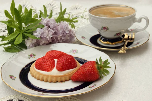 Kaffee Und Kuchen Mit Erdbeeren Auf Weißem Teller — Stockfoto