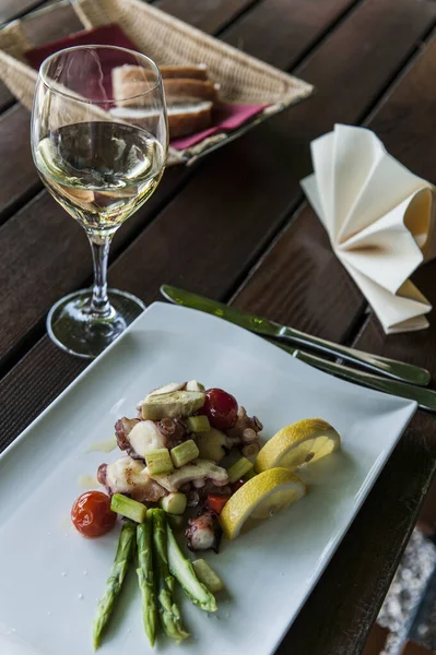 テーブルの上にパンとワインとタコのサラダ — ストック写真