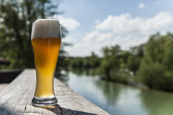 Verre Bière Sur Terrasse Près Lac — Photo
