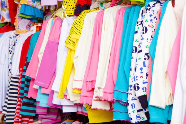 Viel Helle Kinderkleidung Auf Einem Kleiderbügel Laden — Stockfoto