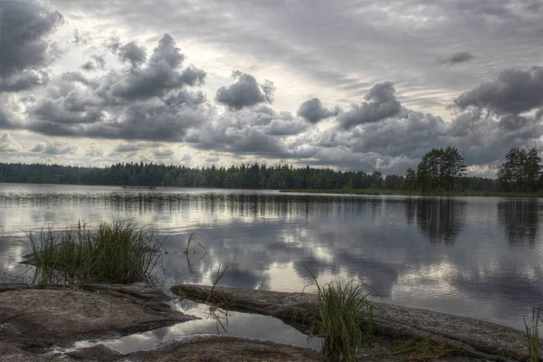 Одинокое Озеро Швеции Облаками — стоковое фото