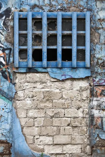 Verwitterte Ziegelmauer Mit Graffiti Und Blauem Fenster — Stockfoto