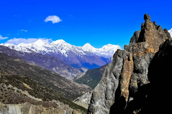 ヒマラヤ山脈の風景と前景の岩 ネパール — ストック写真