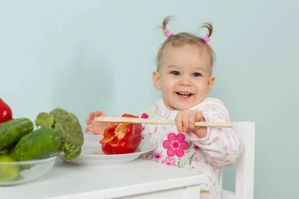 Dolce Bambino Siede Una Sedia Tavolo Pranzo Con Verdure Fresche — Foto Stock