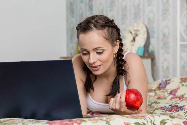 Junge Frau Mit Laptop Liegt Auf Dem Hausbett Schlafzimmer — Stockfoto