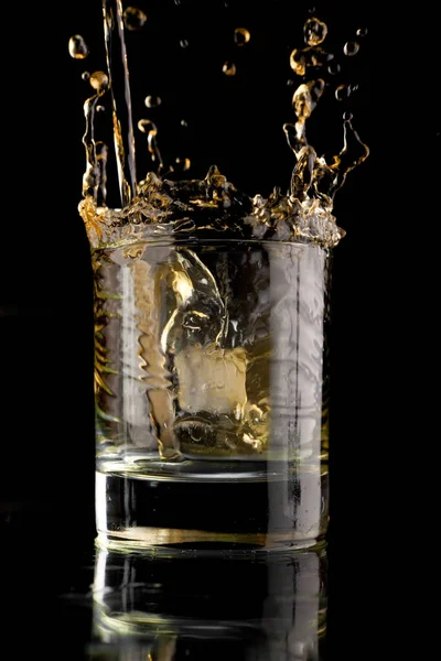Copo Uísque Sobre Fundo Preto Whiskey Splash Copo Uísque Com — Fotografia de Stock