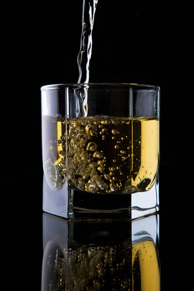 Glas Whisky Een Zwarte Achtergrond — Stockfoto