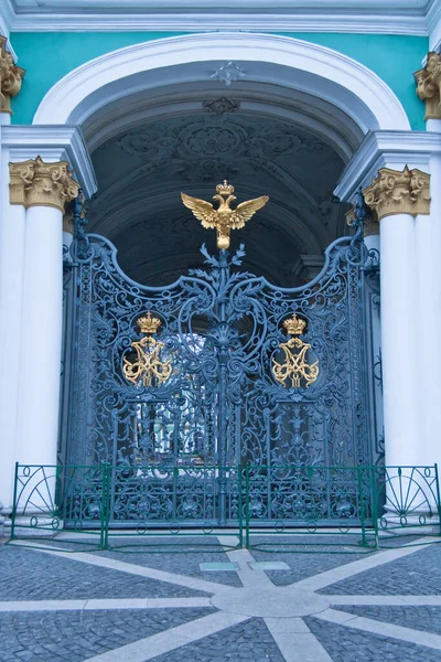 Główna Brama Pustelni Orłem Dwugłowym — Zdjęcie stockowe
