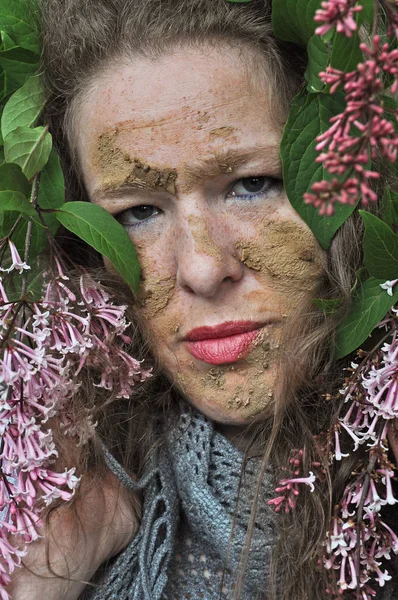 Yeşil Çalılıklarda Yaklaşan Kadın — Stok fotoğraf