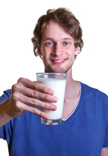穿蓝色衬衫的学生正在喝牛奶 — 图库照片
