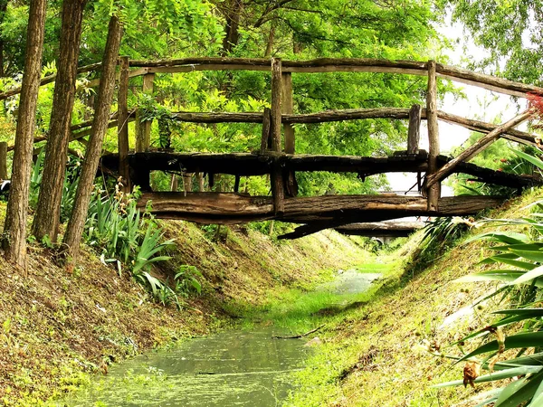 Деревянный Пешеходный Мост Через Канал — стоковое фото
