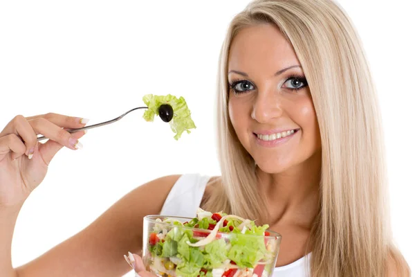 여자가 배경에 샐러드 접시를 놓는다 방식에 — 스톡 사진