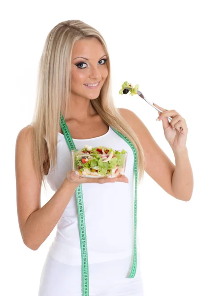 Slanke Jonge Vrouw Met Tape Maatregel Houdt Een Kom Salade — Stockfoto