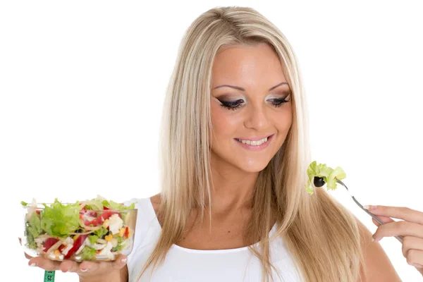 줄자가 여자가 배경에 샐러드 접시를 다이어트의 — 스톡 사진