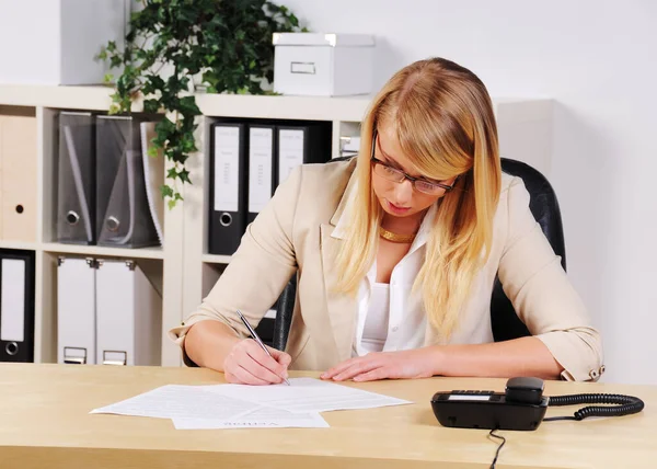 Jonge Vrouw Het Kantoor Tekent Een Contract — Stockfoto