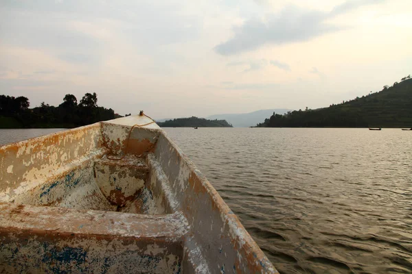 Ein Boot Mit Verblasster Und Abblätternder Farbe Ragt Das Wasser — Stockfoto