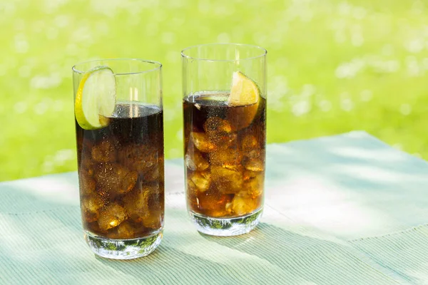 Ijskoude Zomer Coke Zonovergoten Tuin — Stockfoto