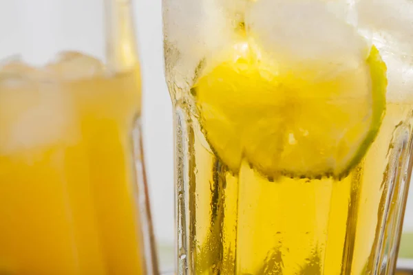 Forfriskende Kjølte Sommerdrikker Hjemmelaget Saft Appelsinjuice – stockfoto