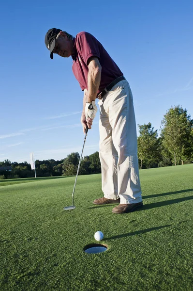 Golf 클럽을 사용하여 횟수로 코스에 구멍으로 클럽과 스포츠이다 — 스톡 사진