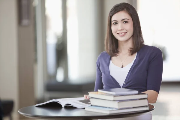 Asain Studente Americano Seduto Tavola Con Libri Biblioteca — Foto Stock