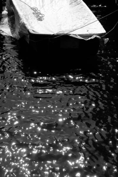 Ein Angeleintes Ruderboot Συγκρατεί Τον Von Der Sonne Glitzernden Wasser — Φωτογραφία Αρχείου