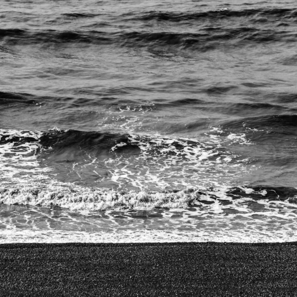 Meereswellen Und Kieselstrand Schwarz Weiß — Stockfoto