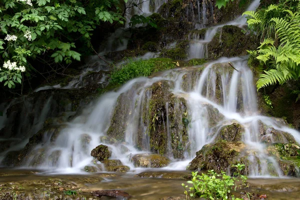 Schöner Wasserfall Auf Naturhintergrund — Stockfoto