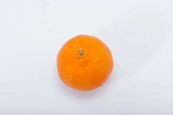Mandarina Fresca Isolada Sobre Branco — Fotografia de Stock