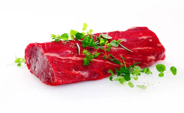 Gesundes Mageres Rohes Filetsteak Garniert Mit Frischen Kräutern Als Vorbereitung — Stockfoto