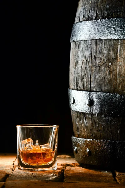 Glass Golden Matured Premium Brandy Whiskey Rocks Alongside Old Oak — Stock Photo, Image