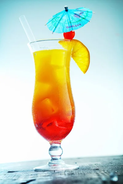 Glas Verfrissende Tropische Cocktail Met Papieren Paraplu — Stockfoto