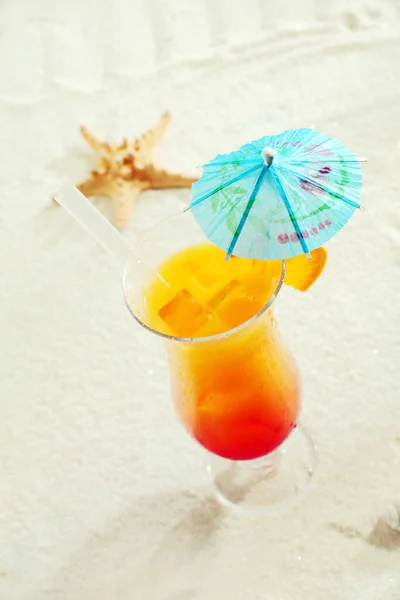 Tropische Cocktail Met Papieren Paraplu Het Zand — Stockfoto