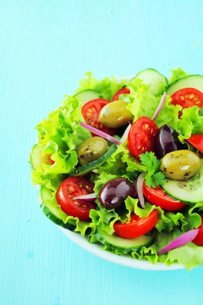 Prato Salada Mista Fresca Com Azeitonas Alface Folhosa Crocante Tomate — Fotografia de Stock