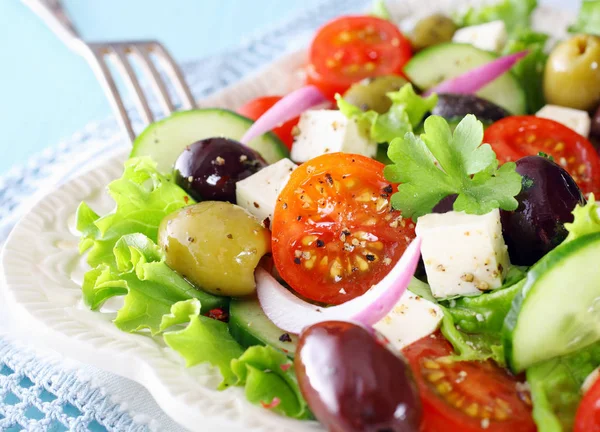 Köstlicher Griechischer Salat Mit Feta Käse Oliven Tomaten Gurken Und — Stockfoto