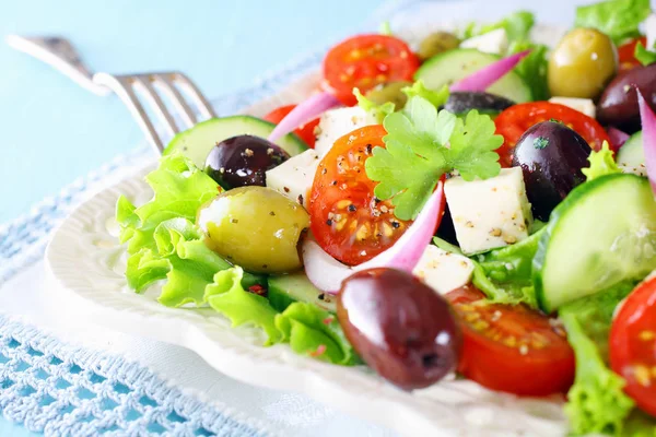 Beyaz Çatallı Beyaz Tabakta Servis Edilen Lezzetli Taze Yunan Salatası — Stok fotoğraf