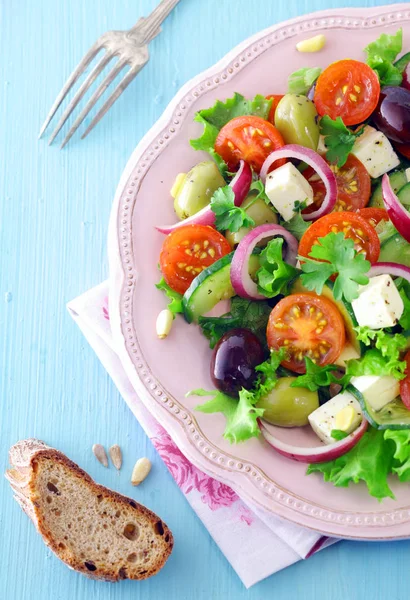 Blick Auf Eine Portion Feta Käse Salat Mit Oliven Und — Stockfoto