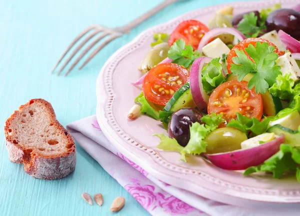 Pão Centeio Prato Salada Feta Fresca Com Alface Azeitonas Tomate — Fotografia de Stock