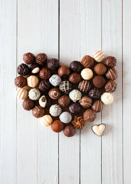 Forma Coração Feita Com Vários Tipos Trufas Chocolate Sobre Uma — Fotografia de Stock