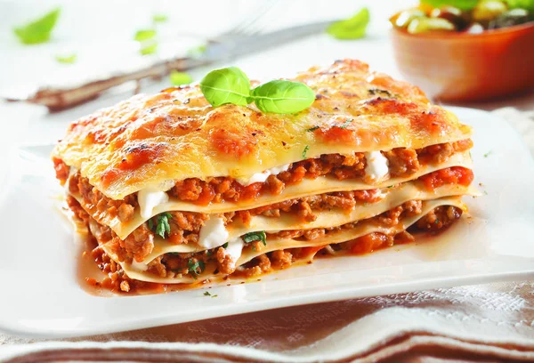 Close Traditional Lasagna Made Minced Beef Bolognese Sauce Topped Basil — Stock Photo, Image