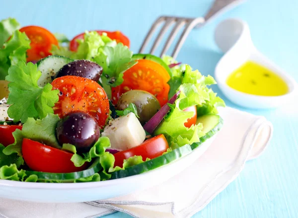 Taze Zeytinli Sağlıklı Yunan Salatası Domatesli Gevrek Marul Yatağına Yerleştirilmiş — Stok fotoğraf