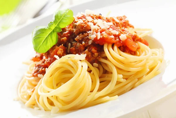 Närbild Ringlad Kokt Italiensk Spaghetti Toppad Med Bolognese Sås Och — Stockfoto