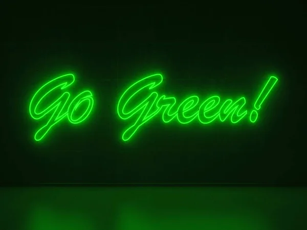 混凝土墙壁上绿色的文字形式的绿色霓虹灯标志 — 图库照片