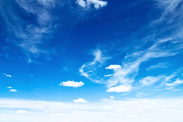 Ουρανό Και Σύννεφα Φόντο Ημέρα Του Καλοκαιριού — Φωτογραφία Αρχείου
