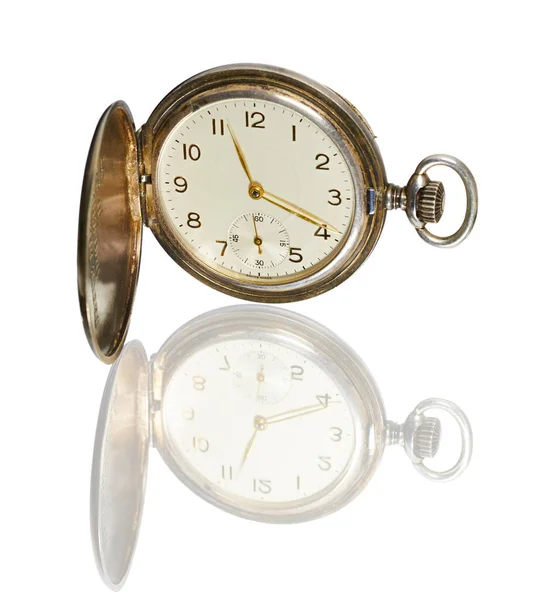 Stary Zegarek Kieszonkowy Leży Białym Tle Odbija Się Nim — Zdjęcie stockowe
