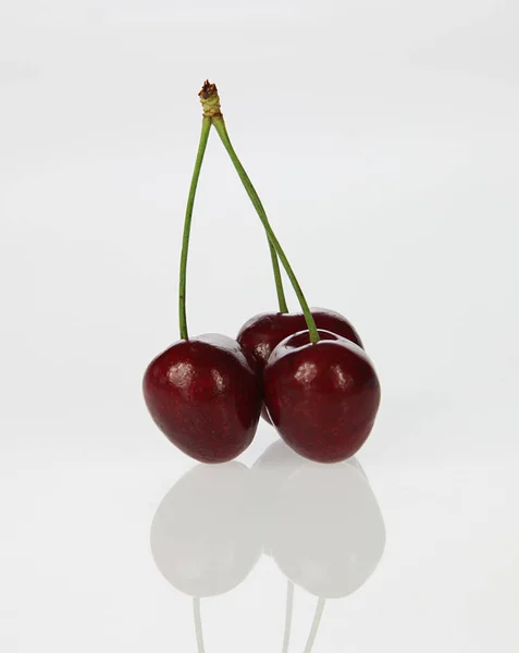 Savoureux Cerises Rouges Sur Fond Gros Plan — Photo