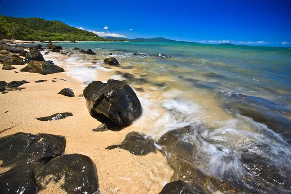 Bela Praia Rochosa Tiro Paisagem — Fotografia de Stock