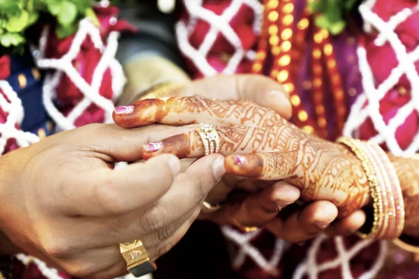 인도의 수라트에서 힌두교 결혼식에서 사진기를 신부들에게 결혼반지를 끼우는 있었다 삶은이제 — 스톡 사진