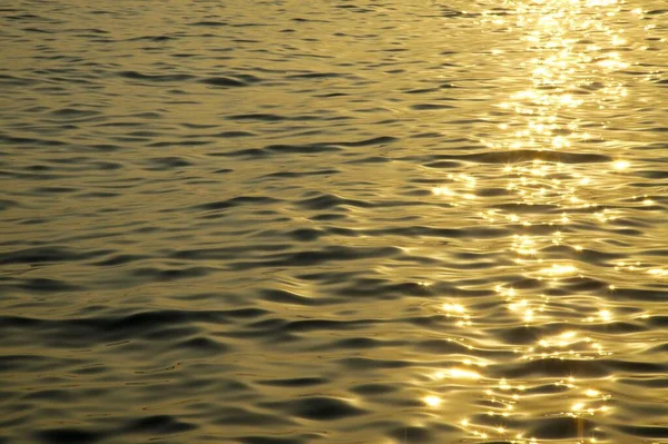Havvands Overflade Med Solnedgang Refleksion - Stock-foto