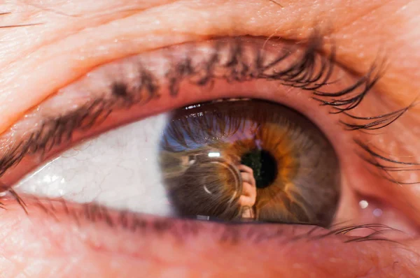 Oko Odbija Kamerę — Zdjęcie stockowe