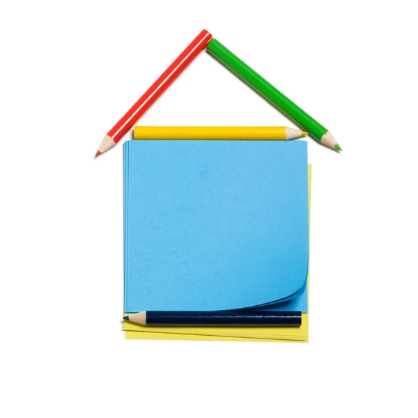 Huis Gemaakt Van Kleurrijke Potloden Papieren Notities Witte Achtergrond Clipping — Stockfoto